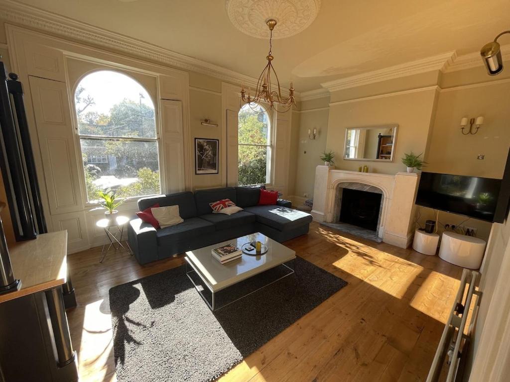 Beautiful 5-Bedroom Townhouse Лондон Экстерьер фото